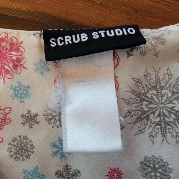 Scrub Studio top - Picture 5 of 6